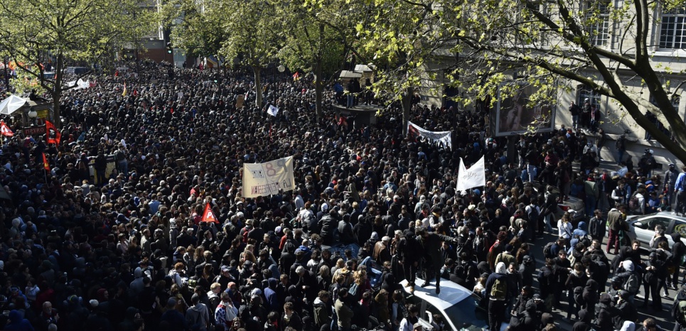 A general view shows protesters attending the traditional May Day demonstration in Paris on May 1, 2016.   / AFP PHOTO / ALAIN JOCARD